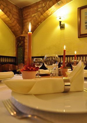 Hotel Revesz Gyor - das elegante Restaurant des Hotels bietet Spezialitäten der ungarischen Küche