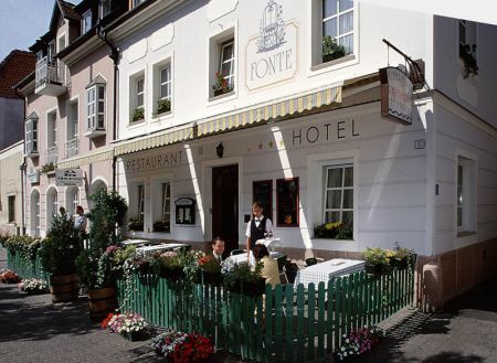Terrasse des 3-Sterne-Hotels Fonte in der Innenstadt von Györ - Urlaub in Györ